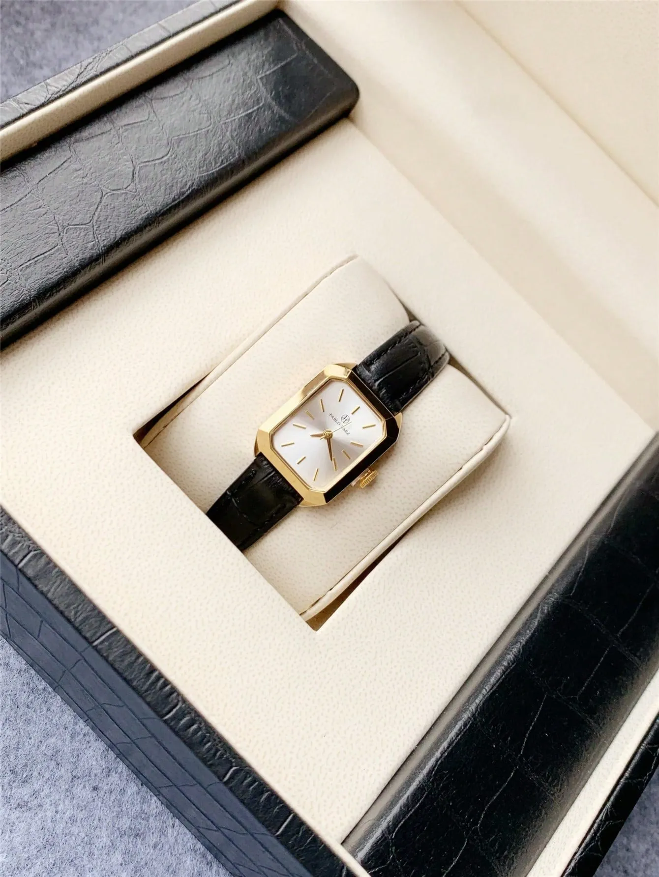 1pc Crocodile Embossed PU Polyurethane Strap Quartz Watch -  Gold