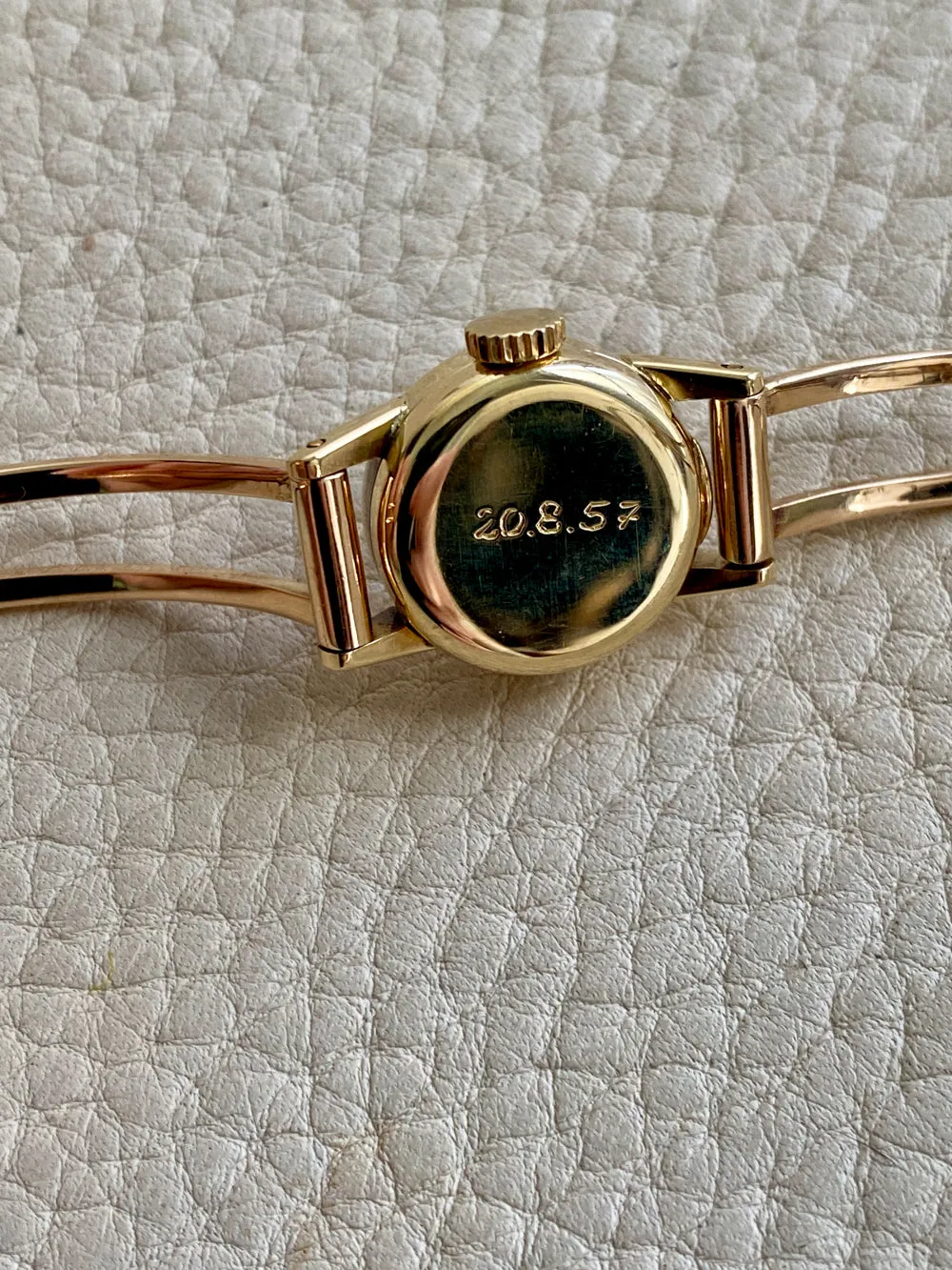 Vintage Ladies Gubelin Watch in 18k gold with bracelet band by Rey Urban 1960 - 6.25 inch interior
