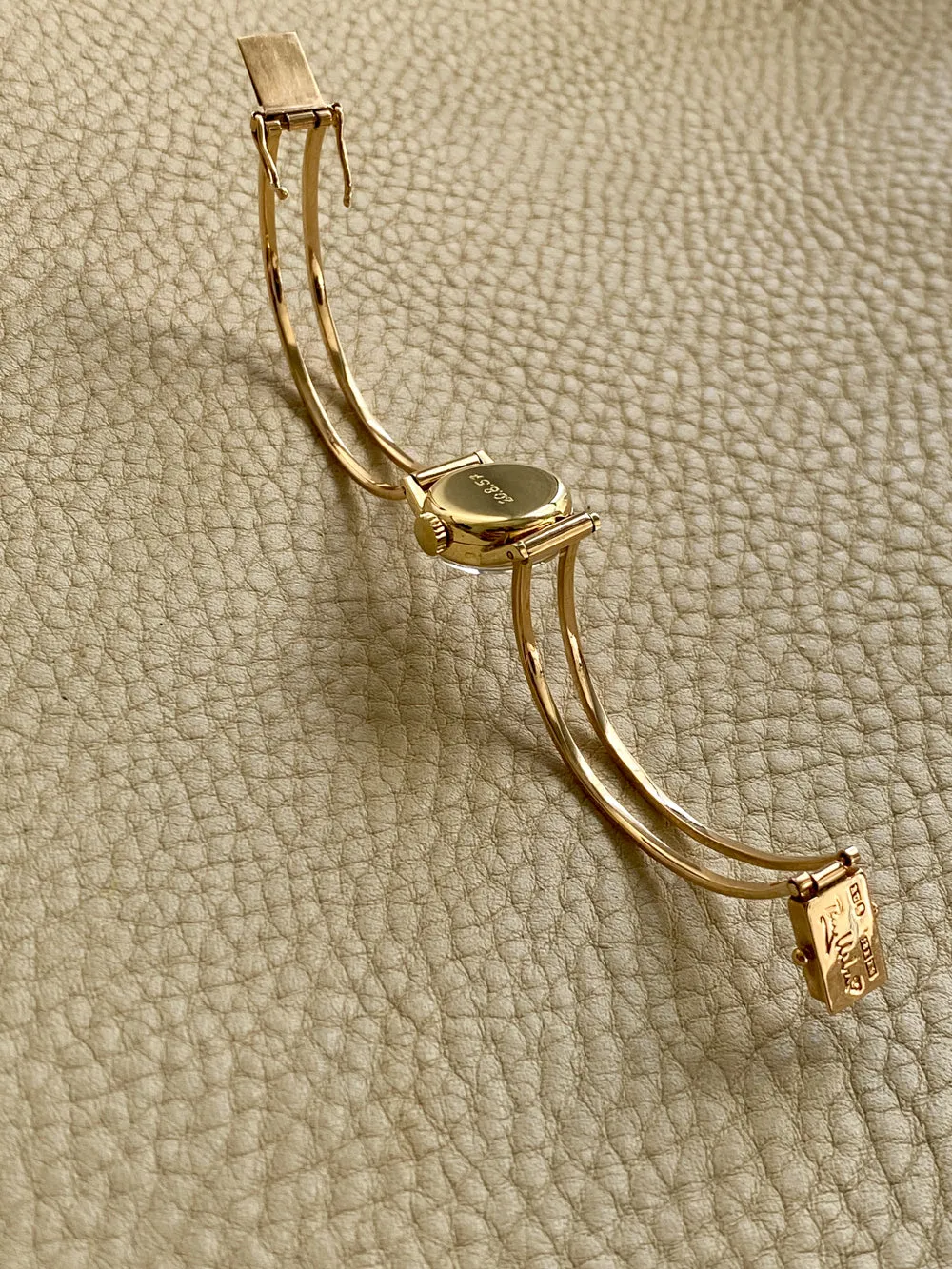 Vintage Ladies Gubelin Watch in 18k gold with bracelet band by Rey Urban 1960 - 6.25 inch interior
