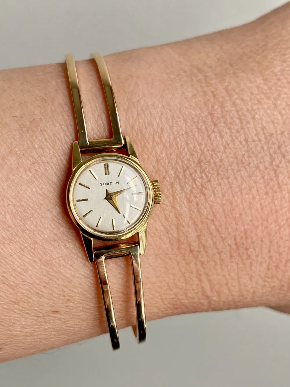 Vintage Ladies Gubelin Watch in 18k gold with bracelet band by Rey Urban 1960 - 6.25 inch interior