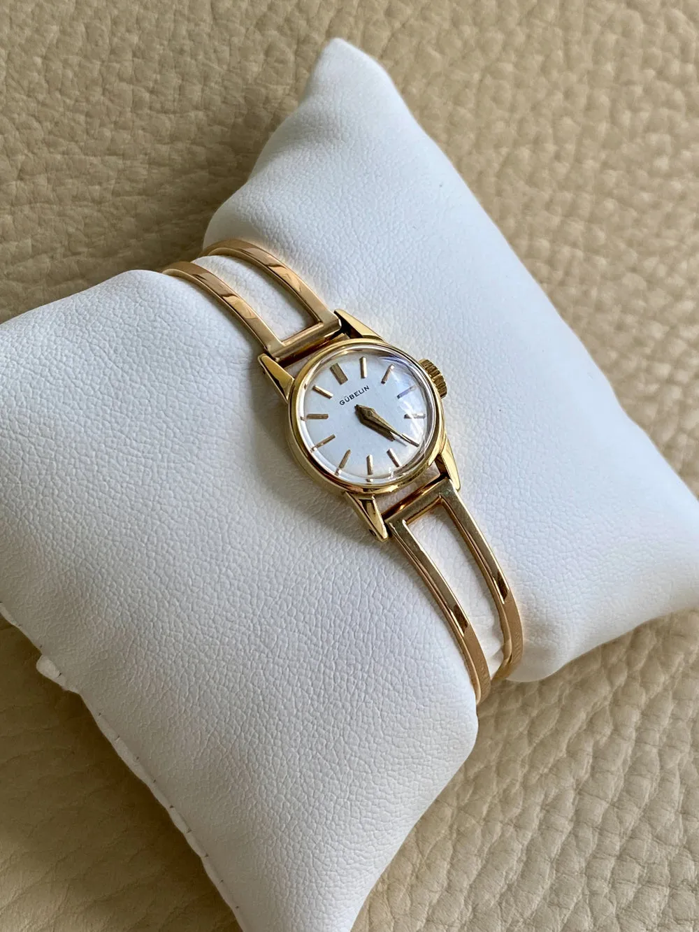 Vintage Ladies Gubelin Watch in 18k gold with bracelet band by Rey Urban 1960 - 6.25 inch interior